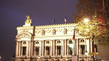 Ünlü Opera Garnier gece Paris'te