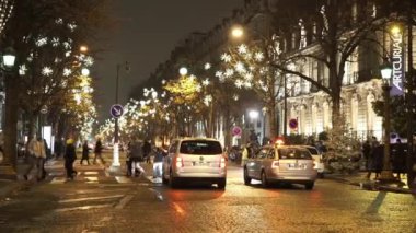 Geceleri Paris tipik sokak görünümü