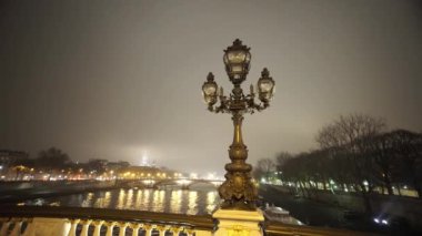 Alexandre III Köprüsü bir gece Paris'te Seine Nehri