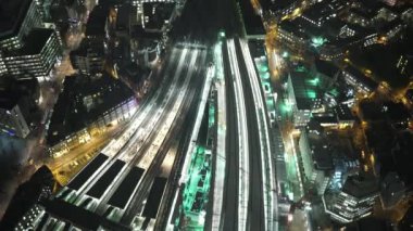 London Bridge İstasyonu ışıklı demiryolu parça gece inanılmaz shot - Londra, İngiltere ile