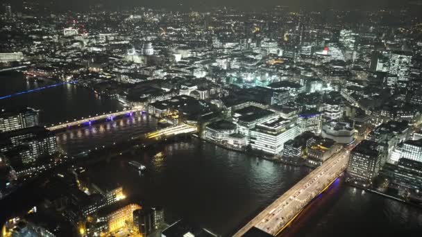 Les ponts colorés de Londres de nuit vue aérienne - LONDRES, ANGLETERRE — Video