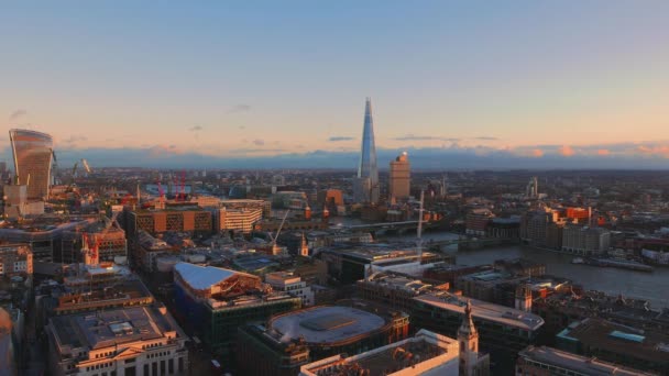 Gran angular plano aéreo sobre Londres por la noche — Vídeos de Stock
