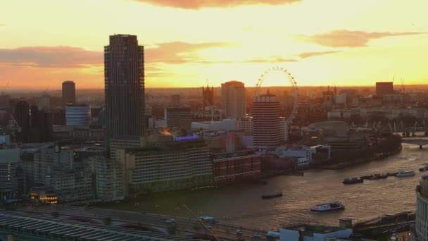Лондонский горизонт и река Темс на закате — стоковое видео