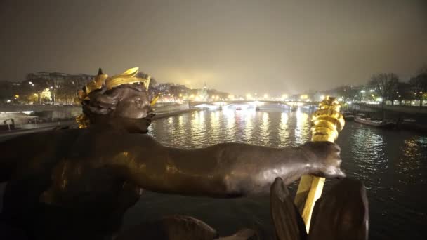 Gouden standbeeld op de beroemde brug over de rivier de Seine genaamd Pont Alexandre Iii — Stockvideo