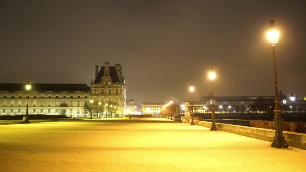 Paris bei Nacht - großer Platz im Raster-Museum — Stockvideo