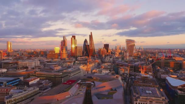 Luchtfoto uitzicht op de wolkenkrabbers van Londen in de warme avondzon — Stockvideo