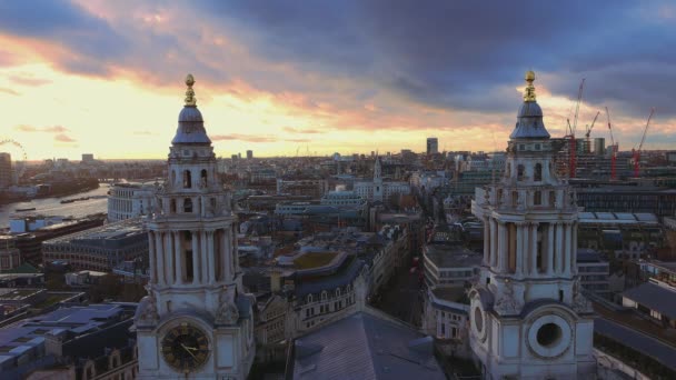 St.Pauls Katedrali ve Londra üzerinden hava atış kuleleri — Stok video