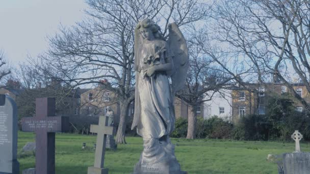 Estatua de ángel en un cementerio — Vídeos de Stock