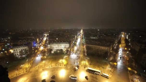 Las calles de París por la noche plano aéreo — Vídeos de Stock