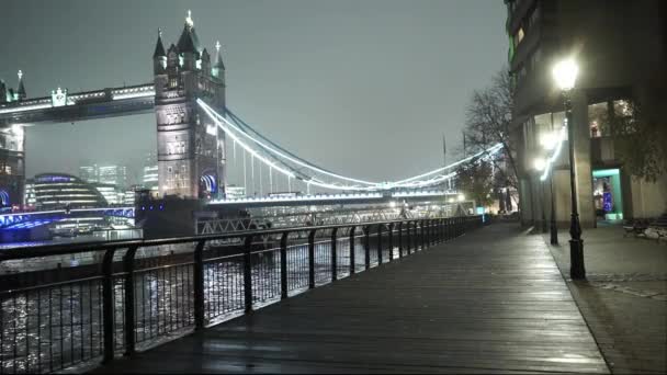 London Tower Bridge door nacht uitzicht vanaf St Katherine Docks - Londen, Engeland — Stockvideo