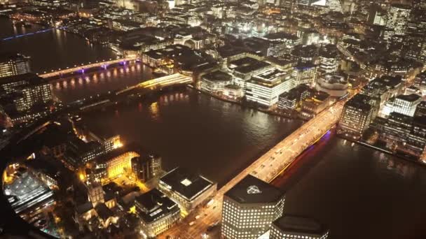 Fantastische luchtfoto van London Bridges bij nacht - Londen, Engeland — Stockvideo