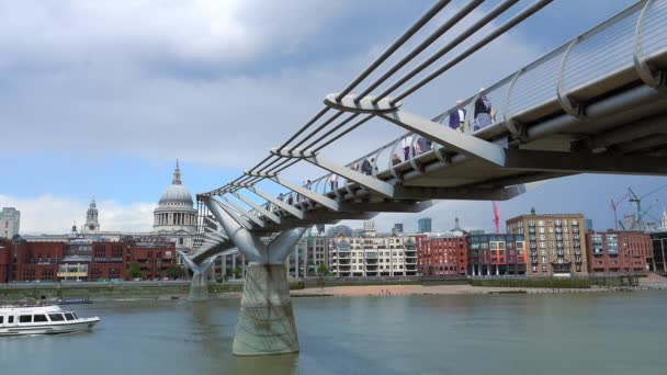 Le persone che camminano sul Millennium Bridge Londra — Video Stock