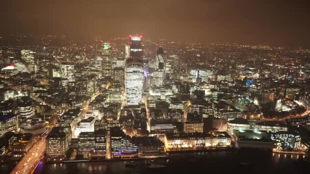 Misty London por noite espetacular tiro aéreo - LONDRES, ENGLÂNDIA — Vídeo de Stock