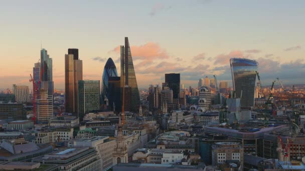 Οι ουρανοξύστες του Λονδίνου - οικονομική περιοχή στο ηλιοβασίλεμα — Αρχείο Βίντεο