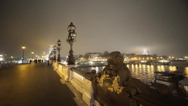 Ünlü Alexandre III Köprüsü Paris'te gece atış — Stok video