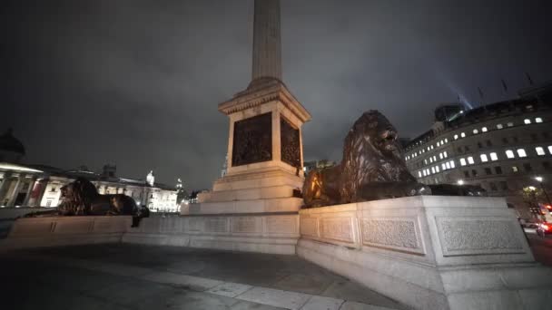 Los Leones en Trafalgar Square Londres de noche - LONDRES, INGLATERRA — Vídeo de stock