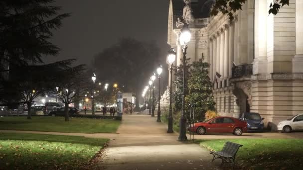 Foto nocturna de la sala de exposiciones Petit Palais en París — Vídeos de Stock