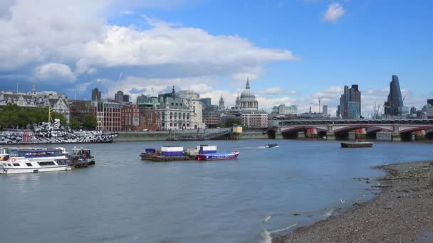 Ciudad de Londres skyline con Blackfriars Bridge — Vídeo de stock