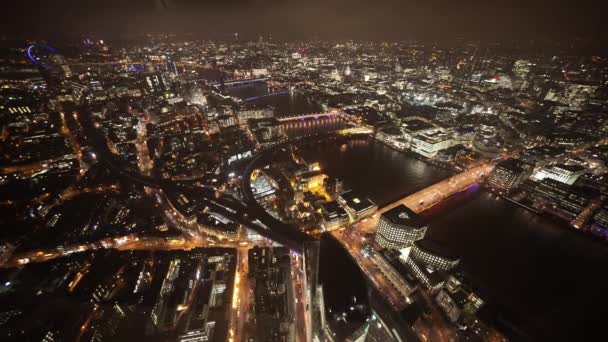 El río Támesis en Londres por disparo aéreo nocturno - LONDRES, INGLATERRA — Vídeo de stock