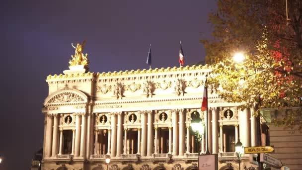 Berühmte Opera Garnier in Paris bei Nacht — Stockvideo