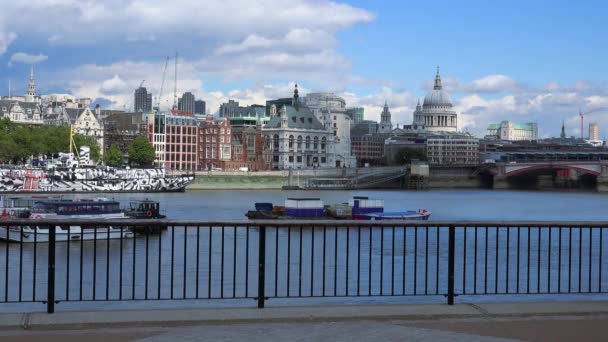 The southbank at River Thames view to St. Pauls Cathedral — Stock Video