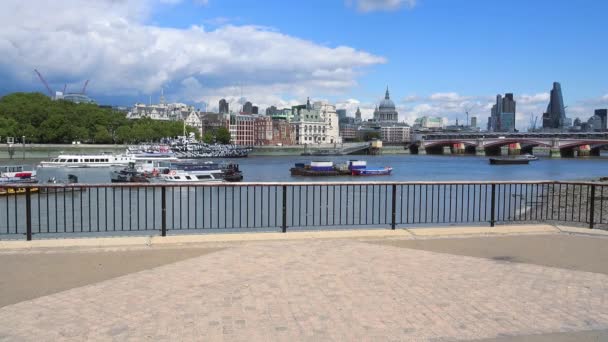 The southbank at River Thames view to St. Pauls Cathedral — Stock Video