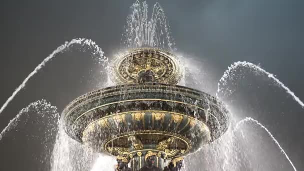 Noc kieliszek słynnej fontanny na Place de la Concorde w Paryżu — Wideo stockowe