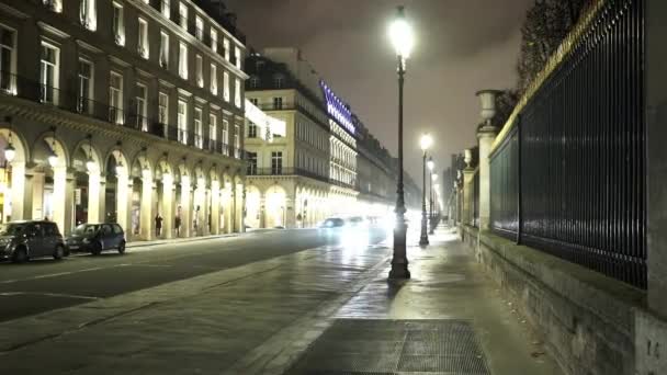 Διάσημη οδό Rue de Rivoli στο Παρίσι με όμορφα πολυτελή αρχοντικά — Αρχείο Βίντεο