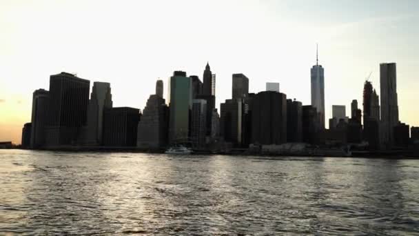 Manhattan skyline centro por la noche - MANHATTAN, NUEVA YORK / USA 25 DE ABRIL DE 2015 — Vídeos de Stock