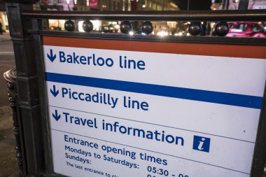 Bakerloo ve Piccadilly hattı Londra - 22 Şubat 2016 oturum açın