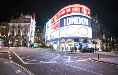 Piccadilly Circus gece Londra tarafından - 22 Şubat 2016