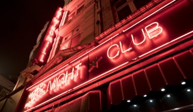 Ünlü yel değirmeni tablosu dansı barda Londra West End - Soho Londra, İngiltere - 22 Şubat 2016
