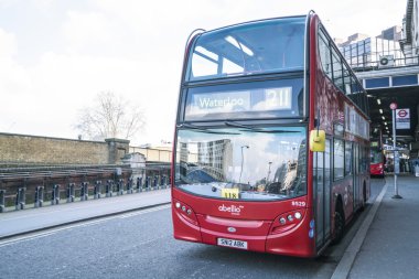   Waterloo - Londra/İngiltere 23 Şubat 2016 için kırmızı otobüs