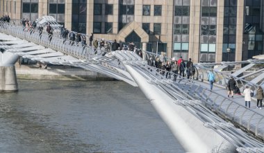 Millennium Köprüsü yaya köprüsü üzerinde River Thames Londra, tr