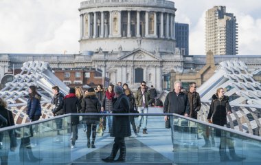 Millennium Köprüsü yaya köprüsü üzerinde River Thames Londra, tr