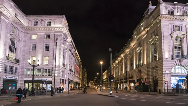 Londres Piccadilly street LONDRES, INGLÊS - FEVEREIRO 22, 2016 — Fotografia de Stock