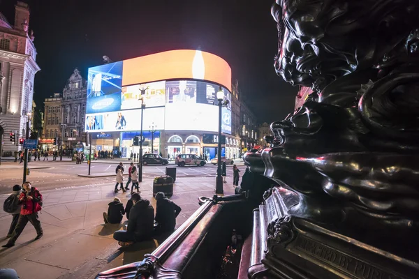 Famoso Piccadilly Circus de noche LONDRES, INGLATERRA - 22 DE FEBRERO DE 2016 — Foto de Stock