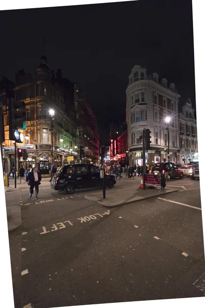 Vista de la calle en Shaftesbury Avenue en West End LONDRES, INGLATERRA - 22 DE FEBRERO DE 2016 — Foto de Stock