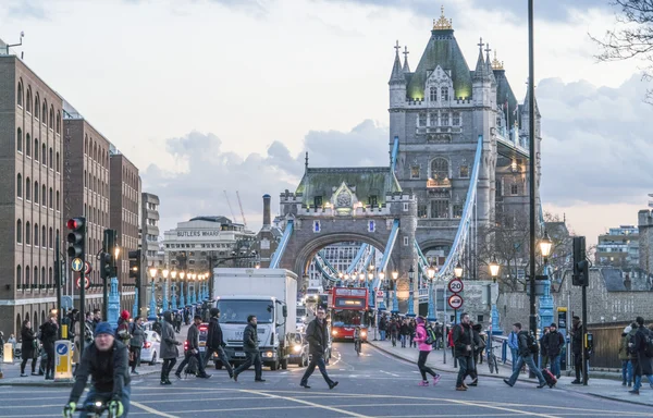 Ulica widok w Tower Bridge - Londynie 23 lutego 2016 — Zdjęcie stockowe