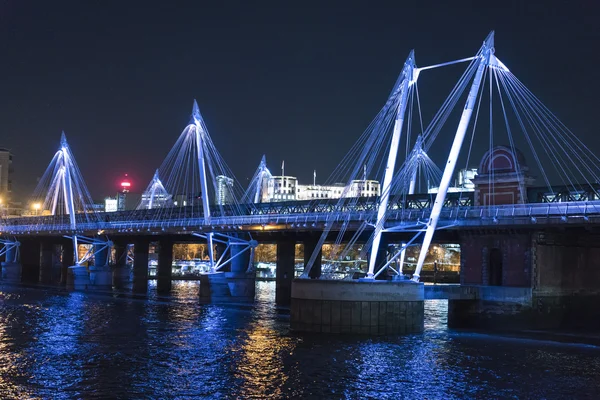 Goldene Jubiläumsbrücke nachts beleuchtet - London / England 23. Februar 2016 — Stockfoto