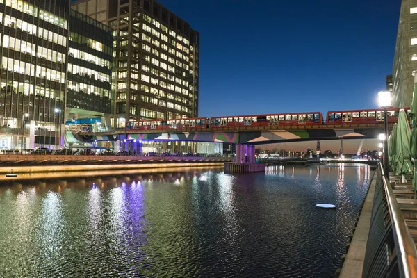 Modern Canary Wharf district in the evening - LONDON/ENGLAND  FEBRUARY 23, 2016 — Stock Photo, Image