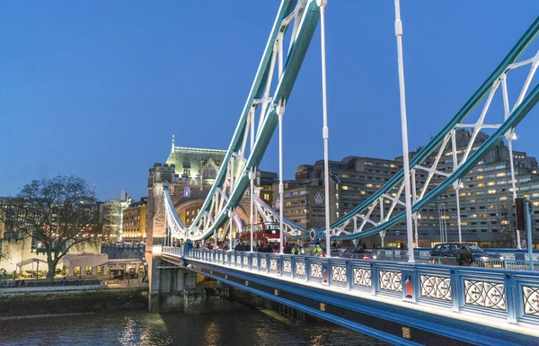 伦敦塔桥照明在晚上-伦敦 2016 年 2 月 23 日 — 图库照片