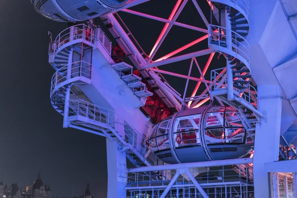 London Eye illuminato di notte - LONDRA / INGHILTERRA 23 FEBBRAIO 2016 — Foto Stock