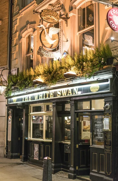 Pub inglés típico en el distrito de Covent Garden - LONDRES / INGLATERRA 23 de FEBRERO de 2016 — Foto de Stock