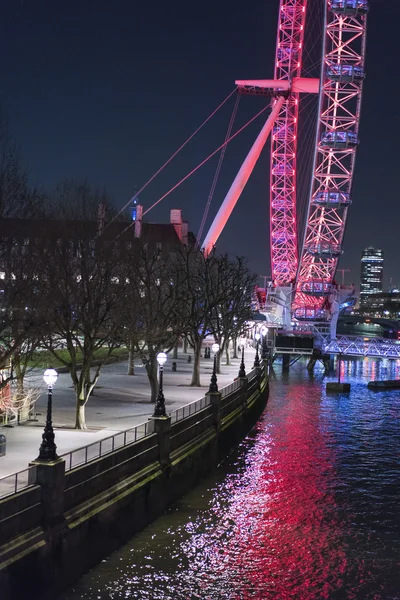 London Eye por la noche - vista desde Golden Jubilee Bridge - LONDRES / INGLATERRA 23 de FEBRERO de 2016 —  Fotos de Stock