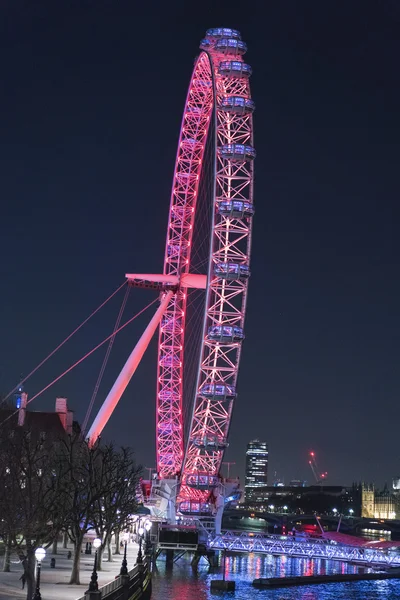 London Eye por la noche - vista desde Golden Jubilee Bridge - LONDRES / INGLATERRA 23 de FEBRERO de 2016 —  Fotos de Stock