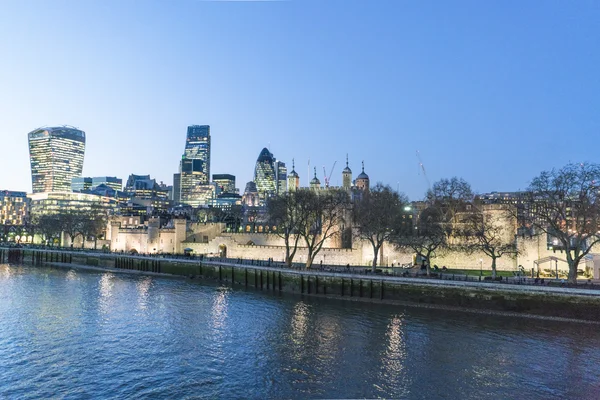 City of London skyline por la noche - LONDRES / INGLATERRA 23 de FEBRERO de 2016 — Foto de Stock