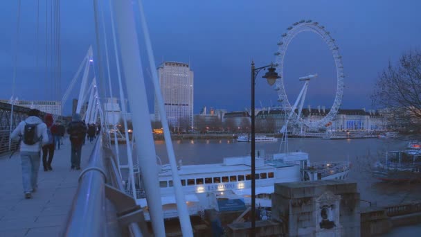 Золотий ювілей міст і Лондонське око увечері — стокове відео