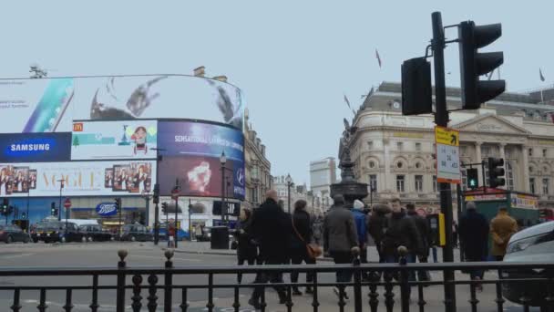 Touristes traversant la rue au Piccadilly cirque Londres 16 janvier 2016 — Video