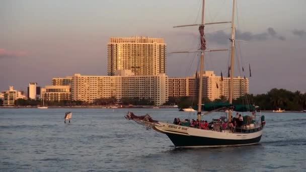 Navegando barco cruzeiro em Mami Bayside no pôr do sol — Vídeo de Stock